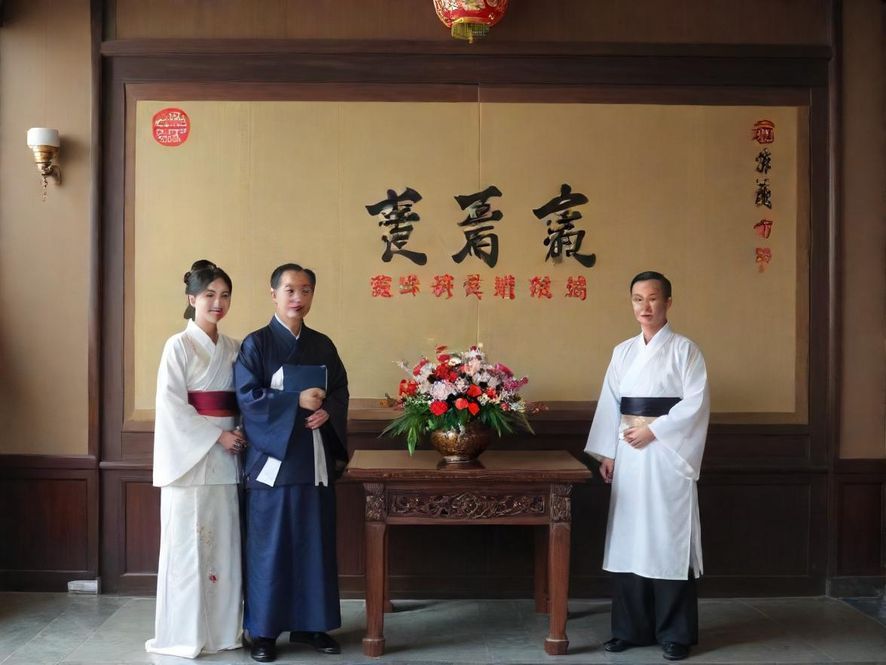 Qm百花从论坛的玩家们在咖啡馆热烈交流,分享城市休闲体验