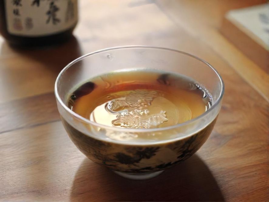 一群充满活力的年轻人在深圳一家时尚酒吧中,举起酒杯互相碰杯,笑声与音乐交织,暖色调的灯光营造出轻松愉快的氛围。