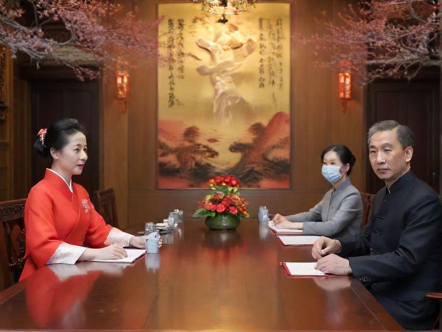 一位面带亲切笑容的广州佳丽,眼神温柔,展现出优雅迷人的气质