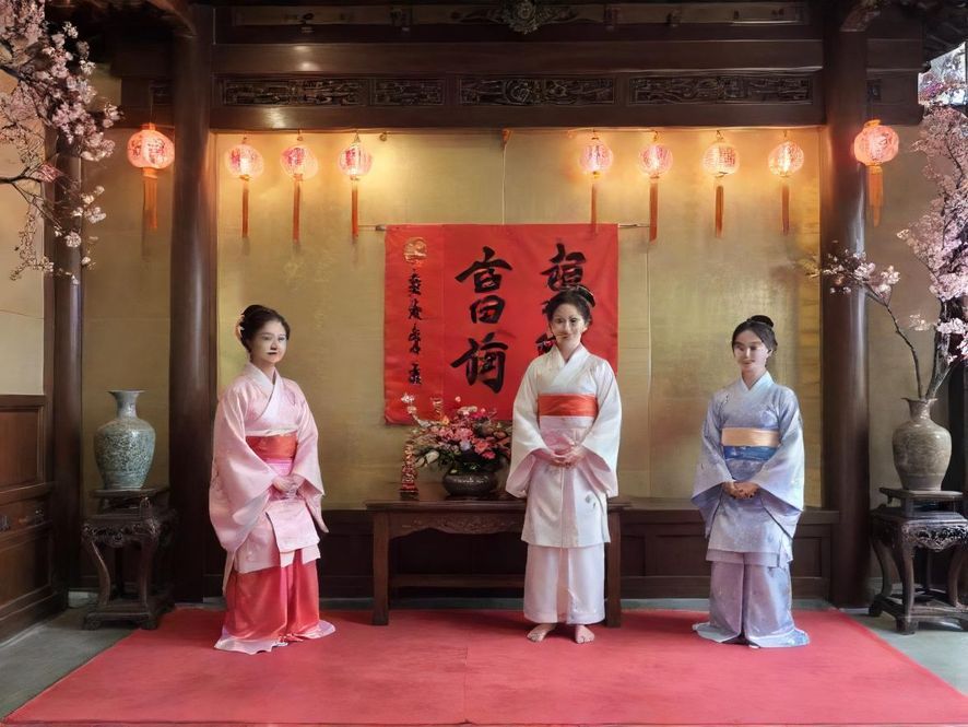 一位在高端休闲会所享受放松时光的都市丽人